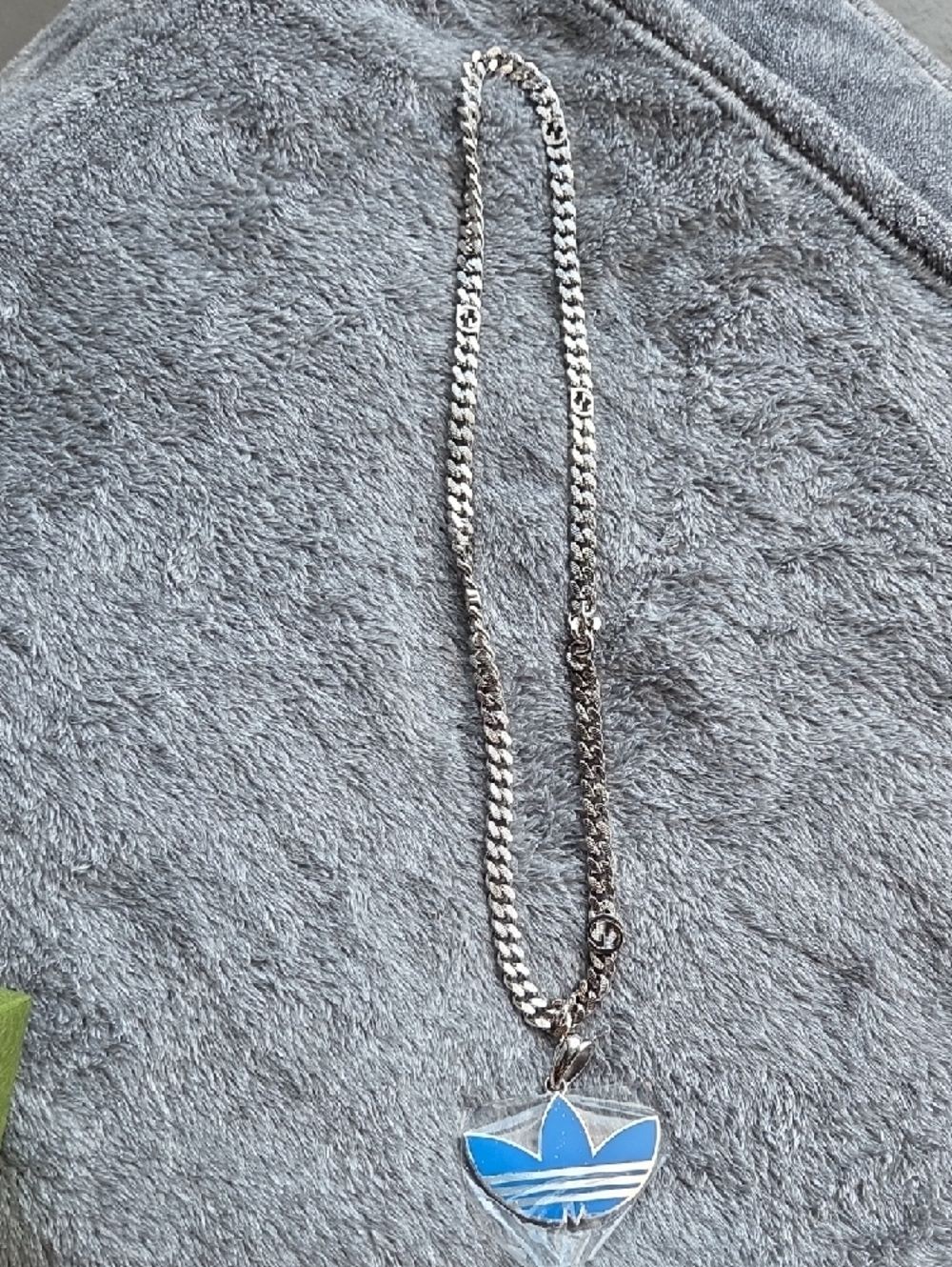 NEW Gucci X Adidas Blue Trefoil Pendant Necklace with Silver Chain. Unisex. - Picture 5 of 7